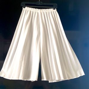 VILLAGE FAIR WHITE PLEATED GAUCHO WIDE PANTS